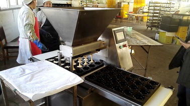 Linha de produção da padaria dos produtos do cozimento do bolo com manteiga de enchimento do doce