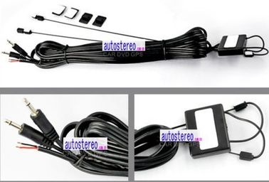 Na antena aérea da tevê do Analog análogo do carro com a formiga do impulsionador DVD do sinal do amplificador